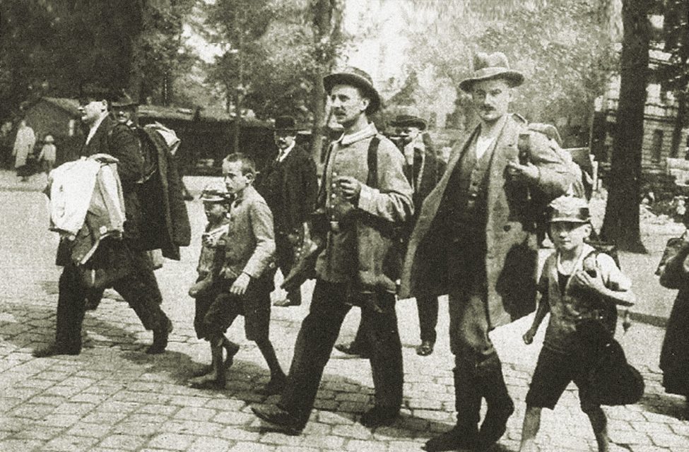 1914: Schüler begleiten ihre Lehrer zur Einberufung. Foto: Schulmuseum Nürnberg 1914: Schüler begleiten ihre Lehrer zur Einberufung. Foto: Schulmuseum Nürnberg