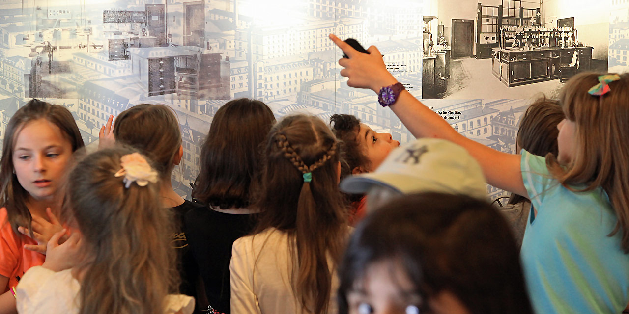 Eine Führung im Schulmuseum. Foto: Georg Pöhlein, Erlangen