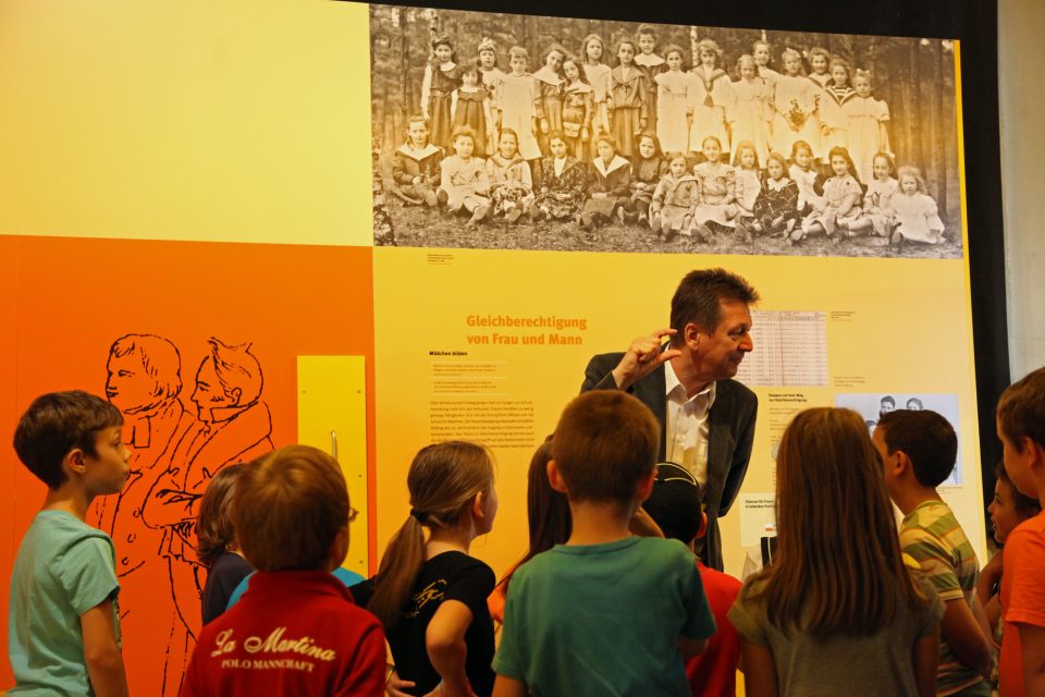 Eine Führung im Schulmuseum. Foto: Georg Pöhlein, Erlangen